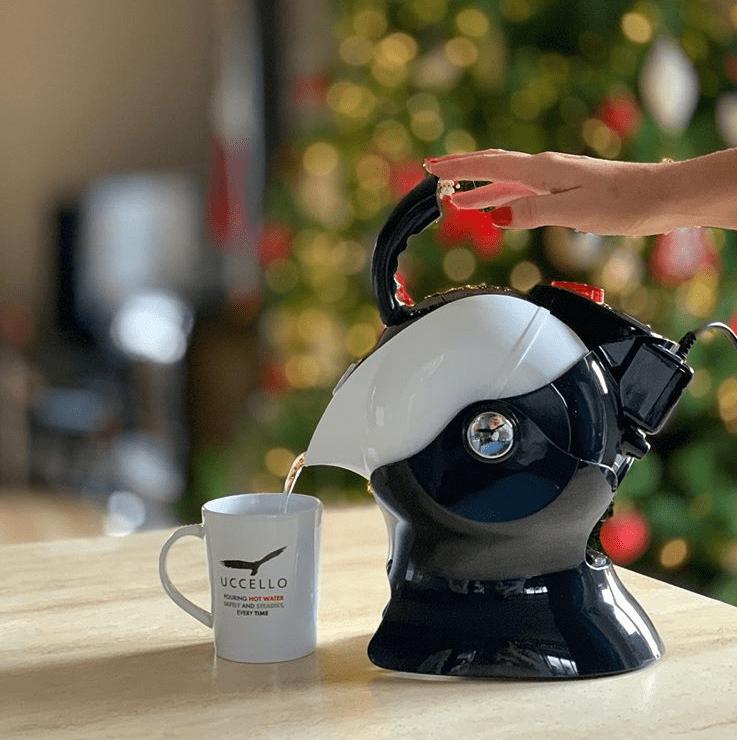 Uccello Kettle in front of a Christmas tree