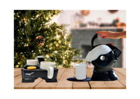 Uccello Kettle, Grip Mat and Muggi beside the Christmas tree